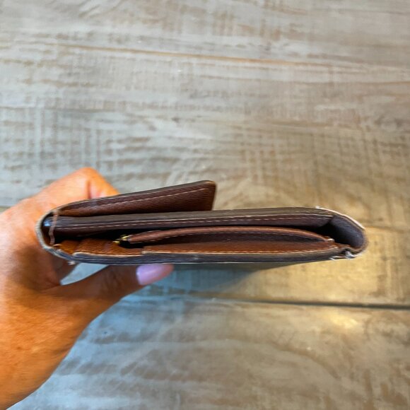 Louis Vuitton Classic Wallet – Beautiful & Functional - Picture 10 of 11